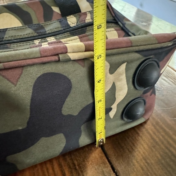 Rockland Camo travel bag. 3 zippered pockets flap to slide on luggage handle - Picture 8 of 12